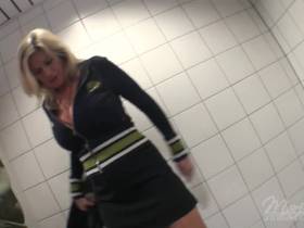 Vorschaubild vom Privatporno mit dem Titel "Pinkeln auf dem herren WC" von marinamontana