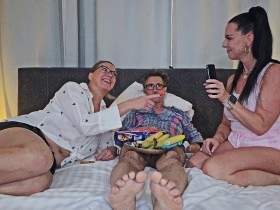 Erwischt! Conny guckt heimlich unsere Pornos UNCUT