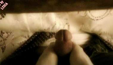 FOOTJOB UNTERM TISCH IM CAFE