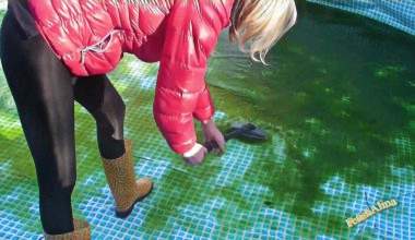 Pool reinigen in Gummistiefel