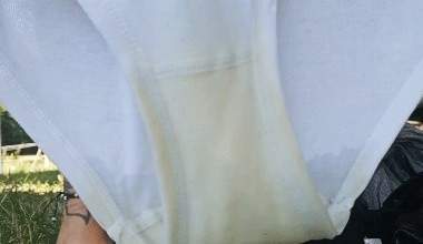 Schwarze Wetlookleggings und riesiger Omaslip, REINPISSEN OUTDOOR