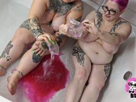 Zwei Goth BBW in der Schleim Badewanne