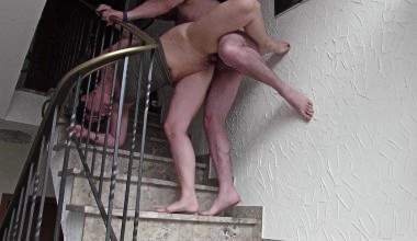 Creampie auf der Treppe