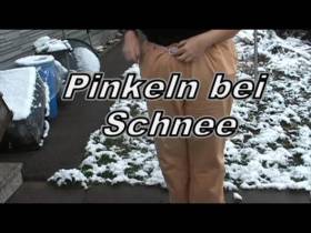 Im Schnee pinkeln