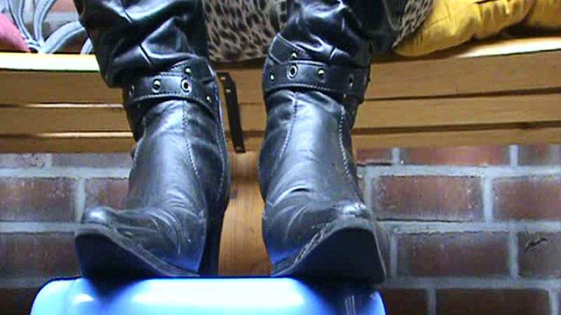 boots-with-piss-marlene-favela-porno-vagina