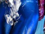 Lila Moncler und blaue Spandex Leggins in der Dusche