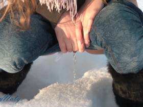 Pee - pissing in the snow