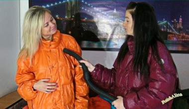 Christina und Nikki mit Staubsauger an Daunenjacken