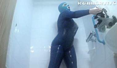 Im Hotelzimmer in Latex geduscht