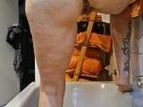 NACKT in die WANNE GESCHISSEN und GEPISST