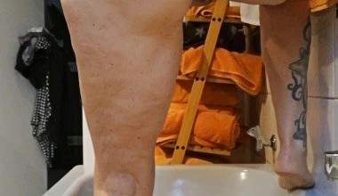 NACKT in die WANNE GESCHISSEN und GEPISST