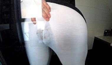 pissen und kacken in eine weiße Leggings