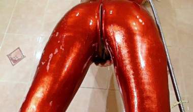Im Wetlook Catsuit in der Dusche