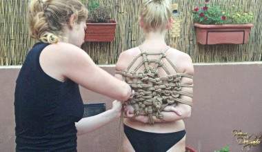 Schmuckbondage im Garten
