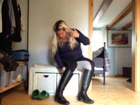 Vorschaubild vom Privatporno mit dem Titel "Echte Lederreitstiefel. - no sex - just fetisch." von Deine-Chefin