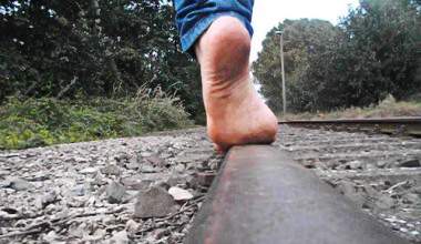 Dirty Feet auf Zuggleise :)