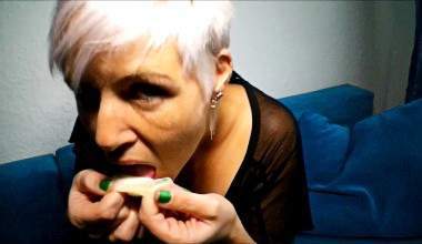 Ging das zu weit?! Heimlich das Sperma des Chefs gefressen