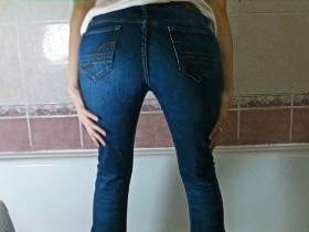 Christina duscht in Jeans und T-Shirt