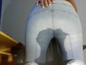 Vorschaubild vom Privatporno mit dem Titel "Piss Jeansarsch ganz nah!" von EvilBitch