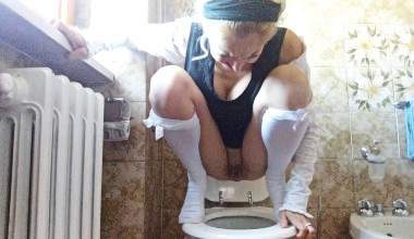 Italienisch Blasphée sexy Mädchen auf wc-Bestemmio accovacciata sul Cesso