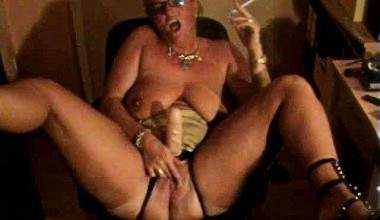 Dominant Rauchend mit Strapon