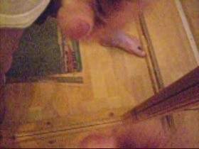 Vor dem Spiegel gewichst.