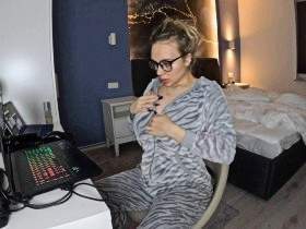 UNBELIEVABLE. While I'm chatting with you, I'm getting myself off hard!