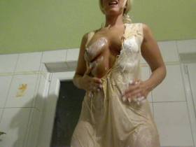 Vorschaubild vom Privatporno mit dem Titel "Schön für Dich eingeschmiert" von EvilBitch