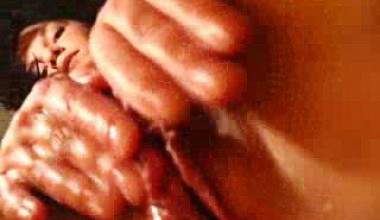 Finger in zwei Löchern