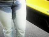 BRUNSEN IN JEANS BEIM FAHREN