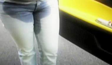 BRUNSEN IN JEANS BEIM FAHREN