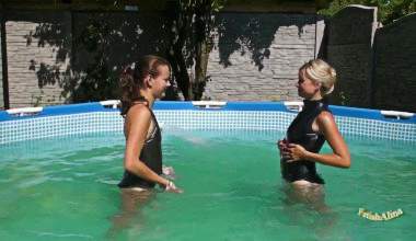Christina und Jackie in Slinkystylez Hydrasuits in einem Außenpool