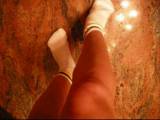 Socken und nackte Füße