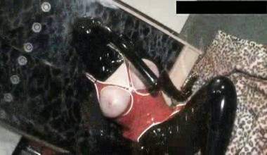 Beim Aufräumen - Fotzenmaske & Next-Gen-Dildo