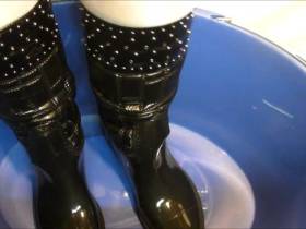 Fashionable rubber boots