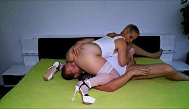 Facesitting im Nylonrock,da muss das Sperma spritzen!