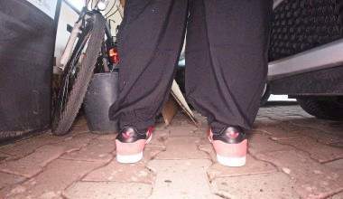in fremder Garage kacken