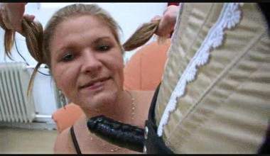 Vom analschweinchen mit Strapon gefickt