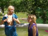 Alina und Christina in Kittel im Outdoor Pool