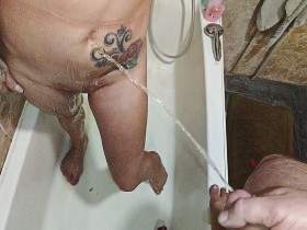 Mann Pissing in die Badewanne