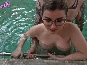 Mein erster Sex im Pool Geil im Wasser Besamt