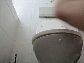 Geiler chubby ass shitting down from the toilet