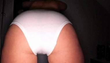 in einen weißen Slip kacken und pinkeln