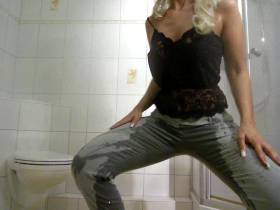 Vorschaubild vom Privatporno mit dem Titel "Miss Sixty Piss" von EvilBitch