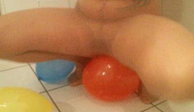 Luftballons bespielen in Nylons, mit Kacke dekorieren und dann zerplatzen lassen