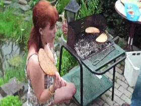 Vorschaubild vom Privatporno mit dem Titel "Pissbrot am Grill" von extremgirl