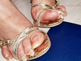 Golden Creamy Toenails