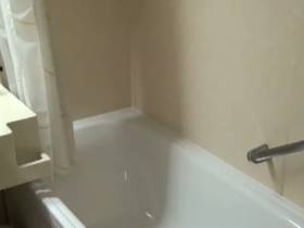 Typ in der Wanne angepisst!