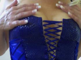 Vorschaubild vom Privatporno mit dem Titel "Wenn man scharfe spitze Sachen trägt" von EvilBitch