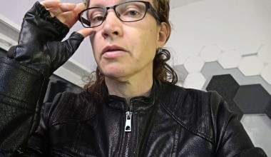 Heute raube ich dir deine Luft!  Mein bloßer Anblick in der Lederjacke ist atemberaubend und dein Pimmel steht vor Geilheit! Wichs ihn also schön brav weiter und folge meinem züchtig dominanten DirtyTalk. Dein Arsch wird diesmal auch rangenommen und mit e